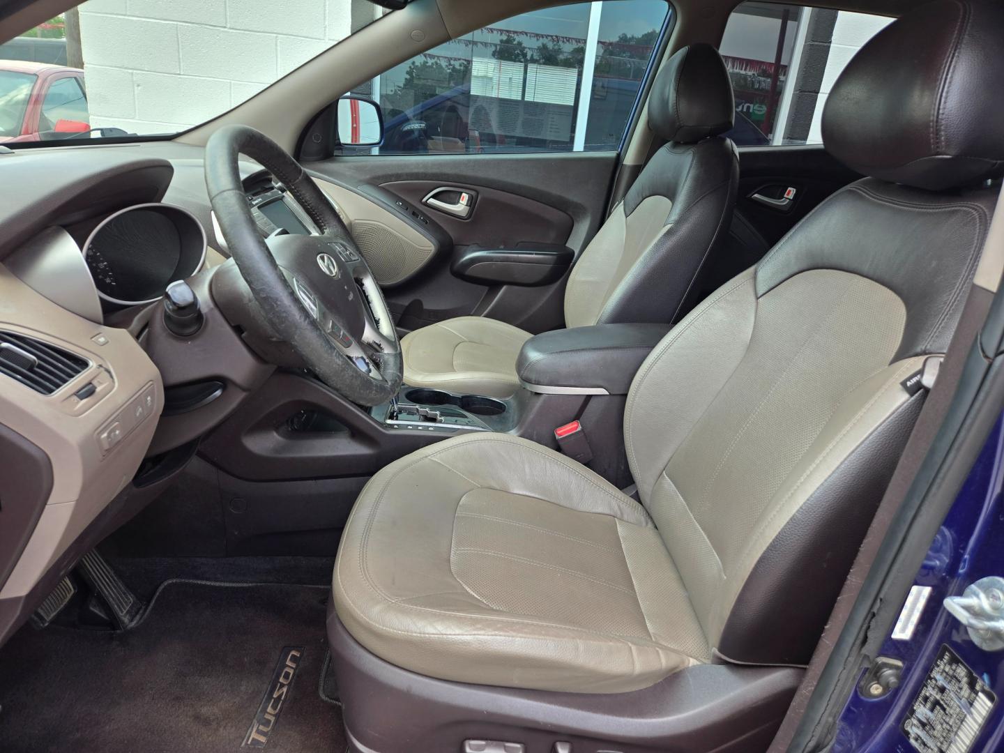 2013 Blue Hyundai Tucson Limited 2WD (KM8JU3AC4DU) with an 2.4L L4 DOHC 16V engine, 6-Speed Automatic transmission, located at 503 West Court, Seguin, TX, 78155, (830) 379-3373, 29.568621, -97.969803 - Photo#4